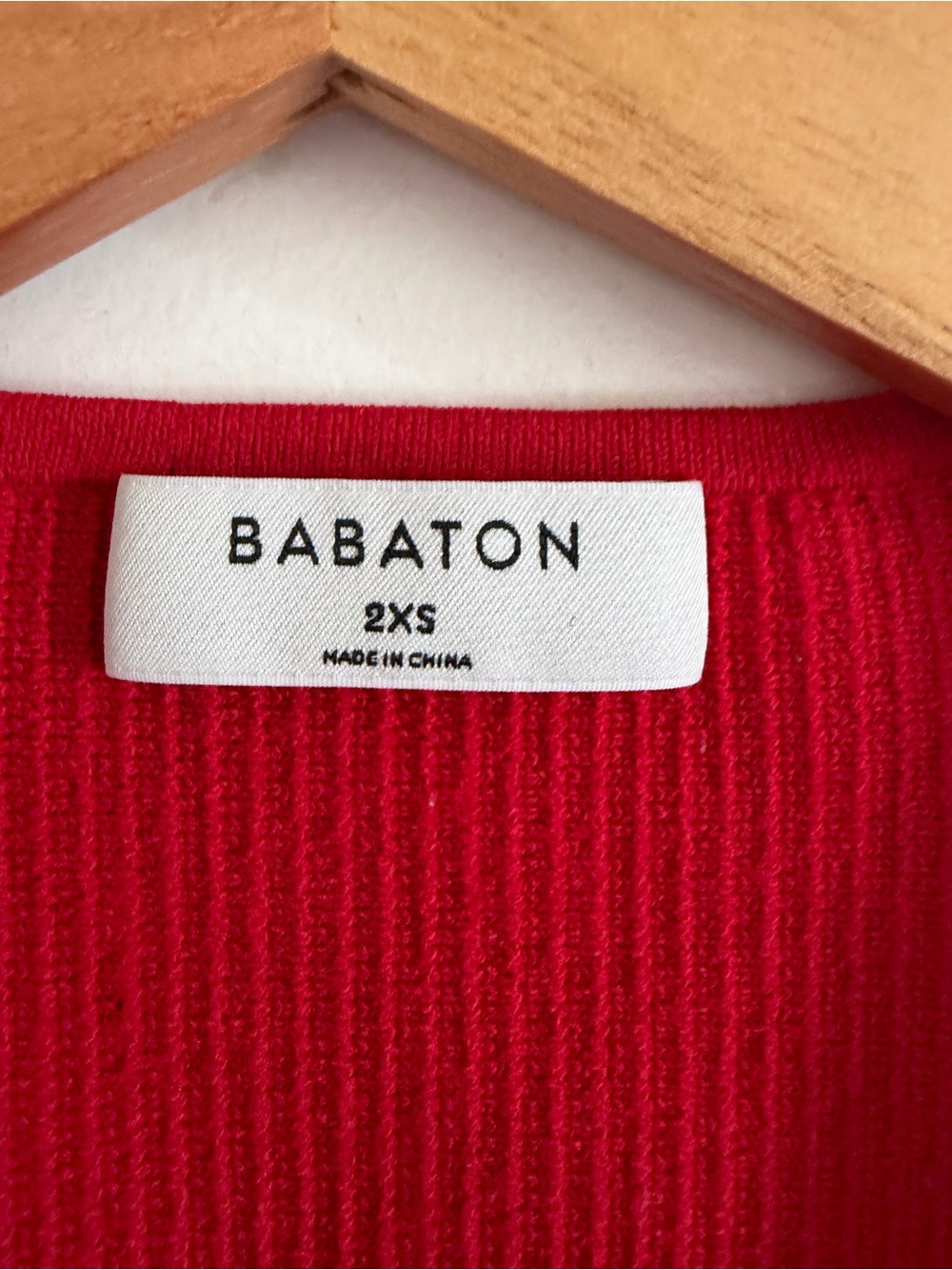 Aritzia Babaton Cherry Red Sculptknit Deep V-Neck Cropped Top size XXS EUC - Picture 3 of 5